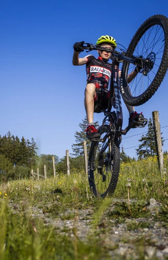 Junge auf Mountainbike akrobatisch Junge auf Mountainbike akrobatisch