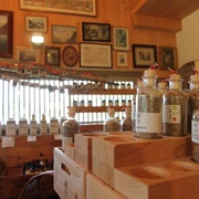 Produits biologiques Haldihof in Gläser abgefülltes Kräutersalz im HofladenHerbal salt filled in jars in the farm shopsel aux herbes en bocaux dans le magasin de la ferme