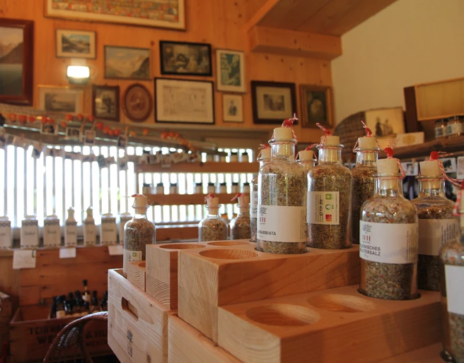 Produits biologiques Haldihof in Gläser abgefülltes Kräutersalz im HofladenHerbal salt filled in jars in the farm shopsel aux herbes en bocaux dans le magasin de la ferme