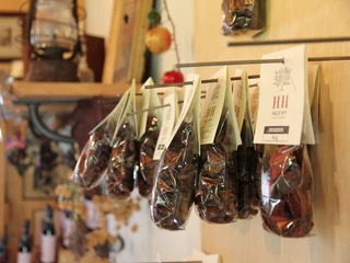 Produits biologiques Haldihof Getrocknete Früchte im HofladenDried fruit in the farm shopFruits séchés dans le magasin de la ferme