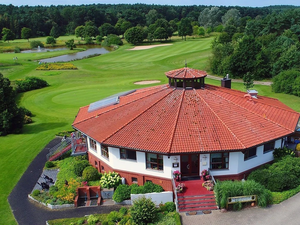 Golfcub Gifhorn.jpg Blick auf das Clubhaus vom Gifhorner Golfclub