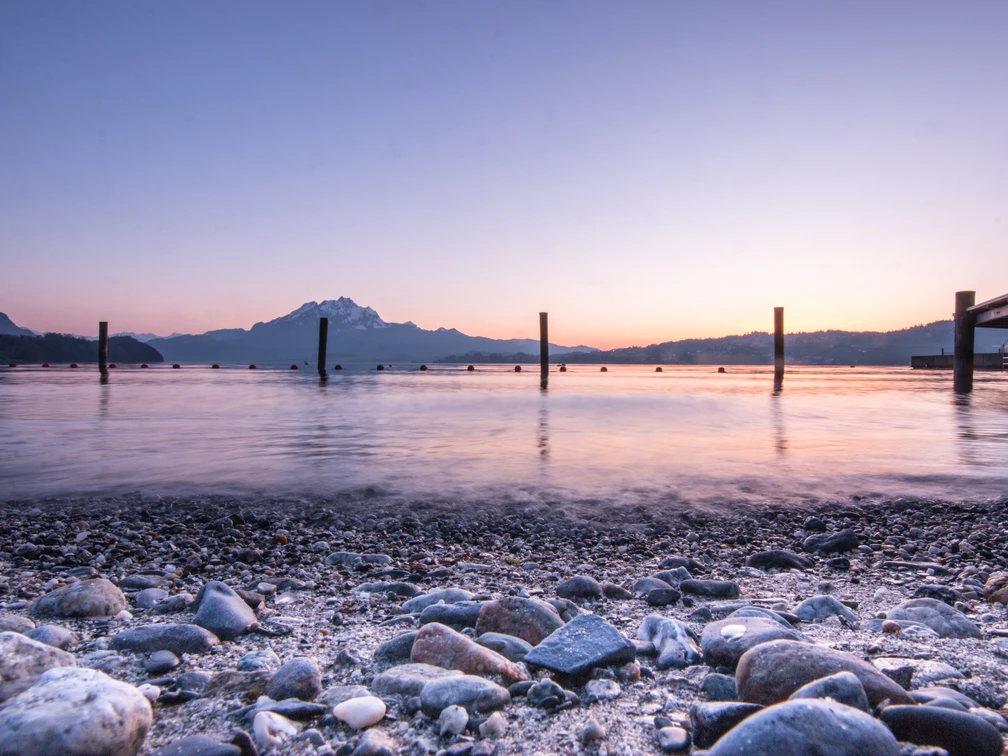 Sunset at Greppen lido Abendstimmung im Strandbad Greppen mit Blick auf den PilatusEvening atmosphere at Greppen lido with a view of Mount PilatusAmbiance du soir à la plage de Greppen avec vue sur le Pilate