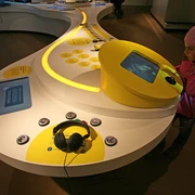 Interaktiver Tisch in der Ausstellung im Nationalparkhaus St Peter-Ording