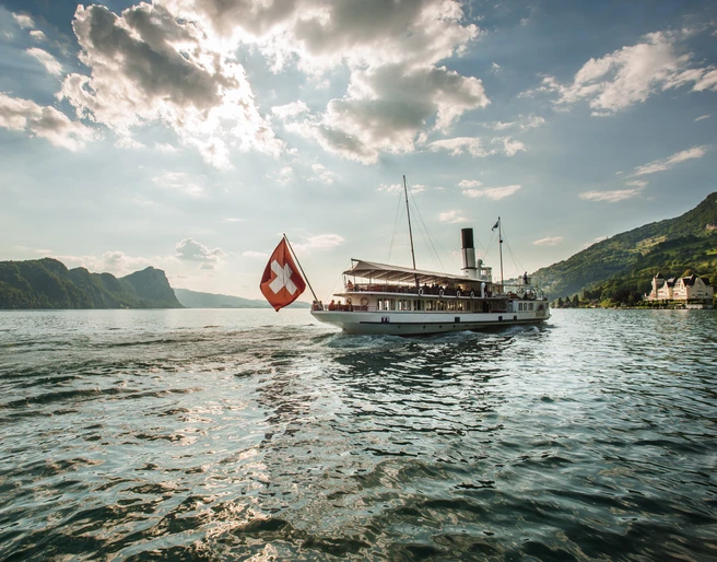 Steamboat Lake Lucerne Dampfschiff vor VitznauSteamboat off VitznauBateau à vapeur devant Vitznau