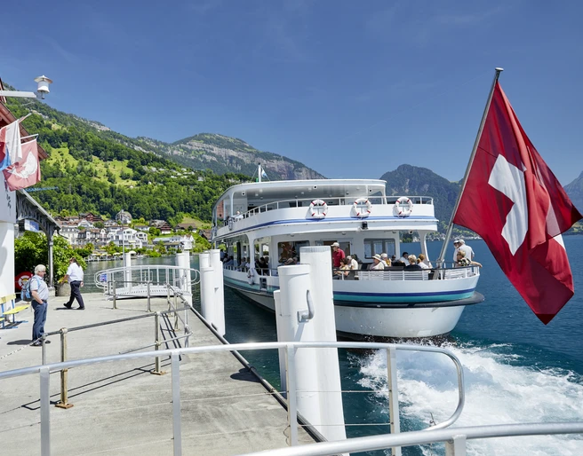 Motorschiff in Weggis Motorschiff an der Schiffstation WeggisMotorboat at the Weggis boat stationBateau à moteur à l'embarcadère de Weggis