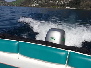 Sail and More Segelschule und Bootsausflüge Mit dem Motorboot unterwegs auf dem VierwaldstätterseeTravelling by motorboat on Lake LucerneEn route sur le lac des Quatre-Cantons avec un bateau à moteur