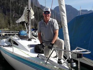 Sail and More Segelschule und Bootsausflüge Skipper auf seinem SegelbootSkipper on his sailing boatSkipper sur son voilier