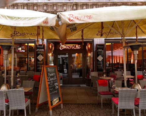 Außenbereich des Barfusz - Gastronomien in Leipzig Das Barfusz Restaurant überzeugt mit seinem modernen Ambiente drinnen und im Außenbereich auf der Kneipenmeile Barfußgäßchen