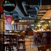 Irish Pub Dhillons Innenraum in der Leipziger Innenstadt – Bars und Gastronomien in Leipzig Der Innenbereich des Dhillons überzeugt mit seinem klassischen, irischen Flair