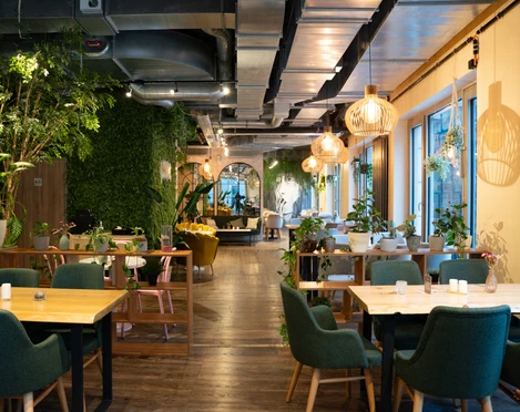 Das Endless Café – Cafés und Gastronomien in Leipzig Das Endless Café überzeugt mit moderner Inneneinrichtung und einer Menge Pflanzen
