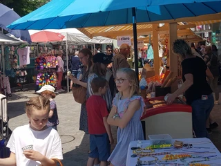 Marché de Pentecôte Besucher betrachten die Stände am PfingstmarktVisitors view the stalls at the Whitsun marketLes visiteurs regardent les stands du marché de Pentecôte