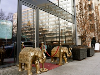 Indian Crown Eingang – Gastronomien in Leipzig Der Eingang des Restaurants Indian Crown in der Leipziger City ist verziert mit goldenen Elefanten, Gastronomie, Kulinarik