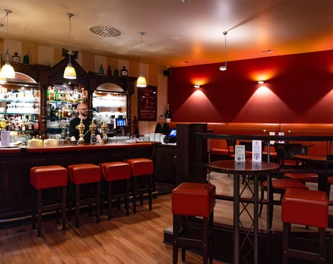 Kümmel Apotheke Innenraum – Gastronomien in Leipzig Von den bequemen Polsterbänken und Stühlen hat man einen guten Blick auf das bunte Treiben in der Mädler Passage, Gastronomie, Kulinarik