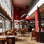 La Piazza Restaurant Innenraum – Gastronomien in Leipzig Auf zwei Etagen lädt das La Piazza am Burgplatz zum Verweilen ein, Gastronomie