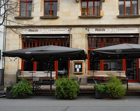 Macis Biorestaurant Außenansicht – Gastronomien in Leipzig In der warmen Jahreszeit können die Gäste des Macis im Außenbereich vor dem Restaurant sitzen und ihr Essen genießen, Gastronomie