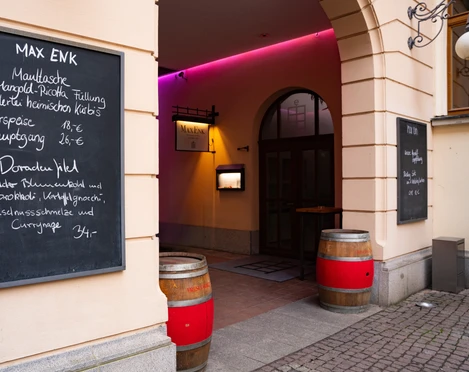 Max Enk Eingangsbereich mit Speisekarte – Gastronomien in Leipzig Das Laurentius Mittagsmenü im Max Enk besteht aus drei Gängen, Gastronomie