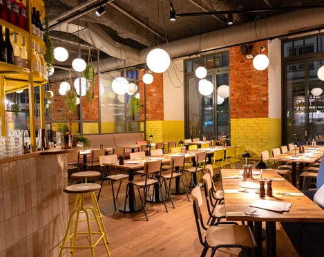 Nuva Innenbereich – Gastronomien in Leipzig Der Innenbereich des Restaurants Nuva ist in moderner Industrial Optik gestaltet, Gastronomie