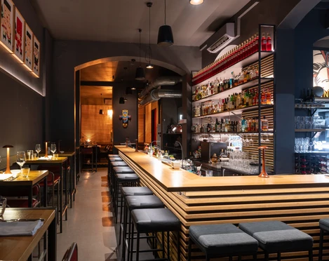 R10 Restaurant und Bar Innenbreich – Gastronomien in Leipzig Die moderne Bar des R10 serviert euch zu und nach eurem Essen Getränke eurer Wahl, Gastronomie