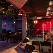 Tonelli's Bar und Musikkneipe Innenbereich – Gastronomien in Leipzig In der Tonelli's Musikkneipe gibt es eine große Bühne für Live Konzerte, Gastronomie