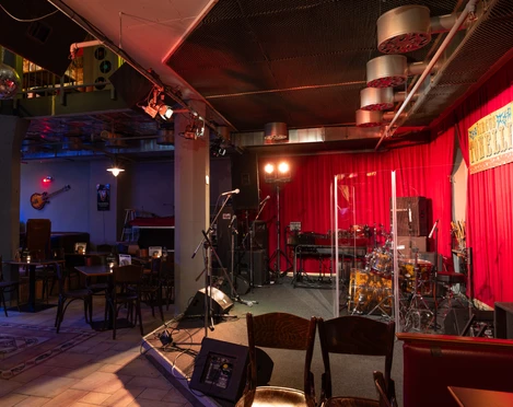 Tonelli's Bar und Musikkneipe Innenbereich – Gastronomien in Leipzig In der Tonelli's Musikkneipe gibt es eine große Bühne für Live Konzerte, Gastronomie