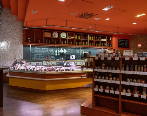 Gourmétage Feinkost Theke Innenbereich – Lokale Läden in Leipzig Viele besondere Spezialitäten in der Frischetheke im Feinkostladen Gourmétage in der Mädler Passage
