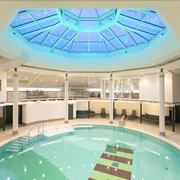 Koppke Greetsiel - das neue Saunabad Blick von oben in das Schwimmbad Koppke, Glaskuppel