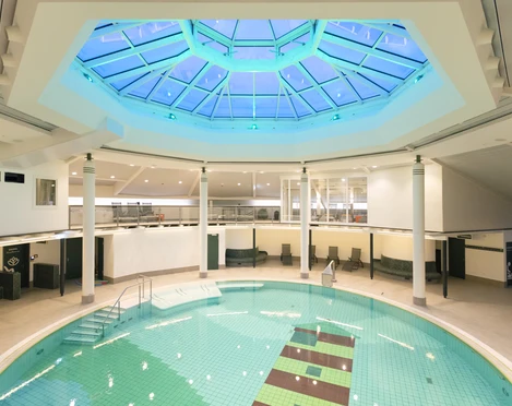 Koppke Greetsiel - das neue Saunabad Blick von oben in das Schwimmbad Koppke, Glaskuppel