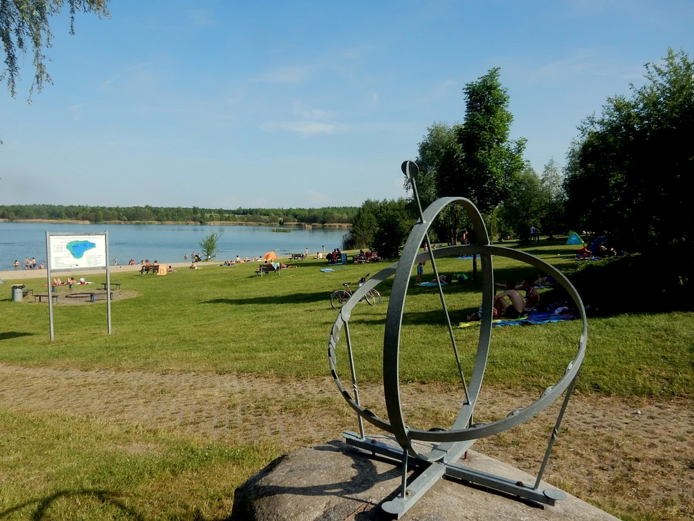 Großstolpener-See-Sonnenuhr-Groitzsch.JPG
