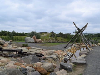 Markkleeberger-See-Steinerlebnisspielplatz-Bachlauf.JPG