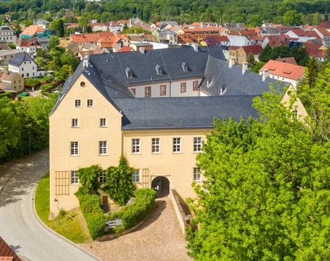 Schloss Frohburg von oben - Schlösser in der Leipzig Region Vogelperspektive auf Schloss Frohburg, der Innenhof ist erkennbar, im Hintergrund sind die Häuser des Ortes erkennbar, Ausflug, Leipzig Region