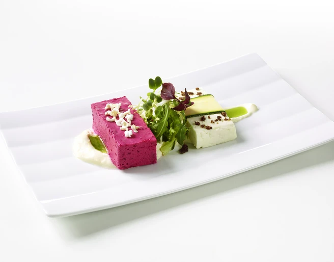 Kirberg Catering_Vorspeise Vorspeise auf einem weißen Teller angerichtetAppetizer served on a white plate