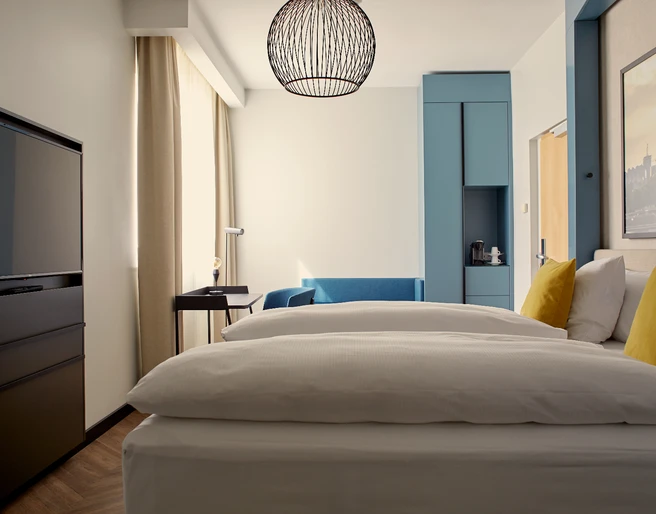 DBA_241_63283.jpg Hotelzimmer mit Doppelbett und moderner Einrichtung im Hotel Mondial am Dom Cologne-MGalleryHotel room with double bed and modern furnishings at the Hotel Mondial am Dom Cologne-MGallery