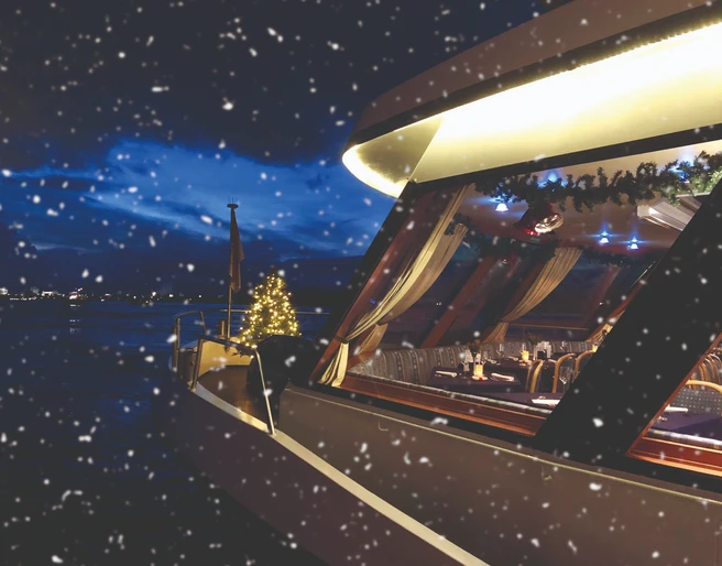 MS RheinCargo Weihnachtsbaum weihnachtlich geschmücktes Eventschiff MS RheinCargo auf dem RheinChristmas decorated event ship MS RheinCargo on the Rhine