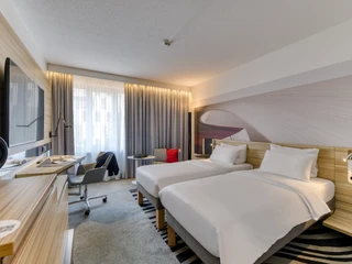 Zimmer Hotelzimmer mit zwei Einzelbetten und moderner EinrichtungHotel room with two single beds and modern furnishings