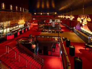 04_MDK_Foyer1 großes Foyer mit mehreren Bars, Kronleuchtern und Sitzgelegenheiten, Boden und Vorhänge in rotLarge foyer with several bars, chandeliers and seating, floor and curtains in red