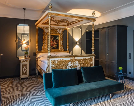 Zimmeransicht Hotelzimmer mit edlem Himmelbett und SofaHotel room with elegant four-poster bed and sofa