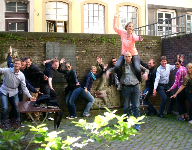 Auf geht's- Team Kön Menschen posieren für ein GruppenfotoPeople pose for a group photo