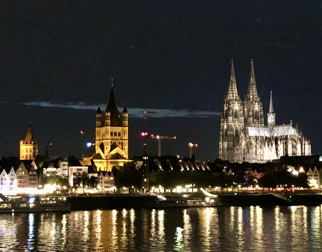 Köln bei Nacht Skyline mit Kölner Dom bei NachtSkyline with Cologne Cathedral at night