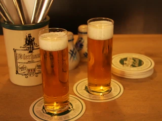 Brauhaus zwei volle Kölsch Gläser auf Tischtwo full Kölsch glasses on the table