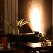 Kölner DinnerTour Dinnertische mit Piano im HintergrundDinner tables with piano in the background