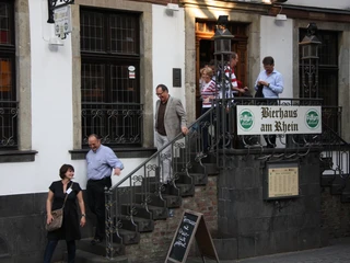 Kölner DinnerTour mehrere Personen verlassen fröhlich ein Lokalseveral people happily leave a restaurant