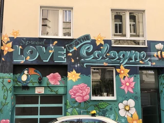 Streetart kunstvoll besprühte HausfassadeArtfully sprayed house facade