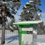 E-Bike-Ladestation Farchant E-Bike-Ladestation im Winter mit angeschneiten Föhren im Hintergrund