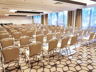 Steigenberger Köln Hohenzollern 1-3 Theater Veranstaltungssaal mit StuhlreihenEvent hall with rows of chairs
