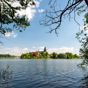 Ratzeburg von Bäk 1.jpg Blick von Bäk über den Ratzeburger See. Im Hintergrund ist die Stadt zu sehen