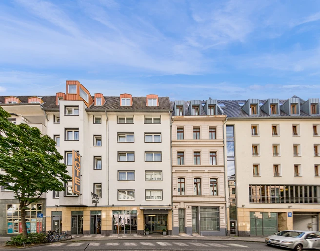 flandrischer-12.jpg Aussenansicht der Vorderseite des Hotel Flandrischer Hof von der anderen Straßenseite aus gesehenExterior view of the front of the Hotel Flandrischer Hof seen from the other side of the street