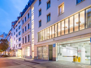 flandrischer-2.jpg Aussenansicht der Vorderseite des Hotel Flandrischer Hof mit Blick auf die ParkhauseinfahrtExterior view of the front of the Hotel Flandrischer Hof with a view of the parking garage entrance
