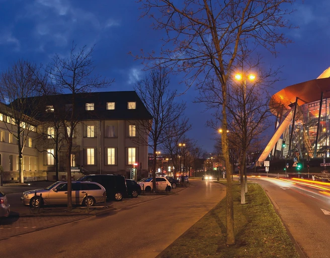 Außenansicht Blick aus der Entfernung auf die beleuchtete Lanxess Arena in der DämmerungView from a distance of the illuminated Lanxess Arena at dusk