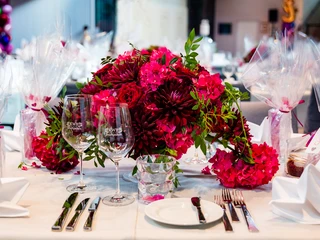 Restaurant KWB im Stadtpalais Elegante Festtafel mit pinken Blumenarrangement und Kristallgläsern, eingedeckt für ein Dinner.</p>Elegant banquet table with pink flower arrangements and crystal glasses, set for dinner.</p> <p