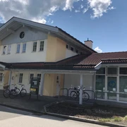 Dr. Wallner Farchant Praxis von aussen mit überdachtem Eingang und 3 davor abgestellten Rahrrädern